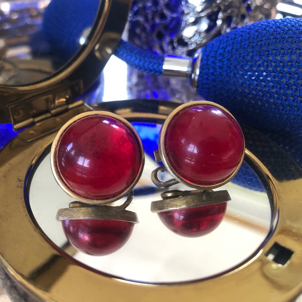 ❤️VINTAGE TRIFARI Red Ball set in Gold Clip-on Earrings 🍒